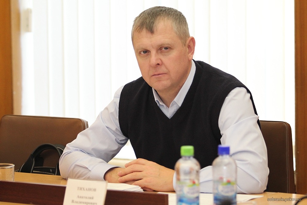 Депутат Псковского областного Собрания через суд взыскал деньги с фирмы другого депутата